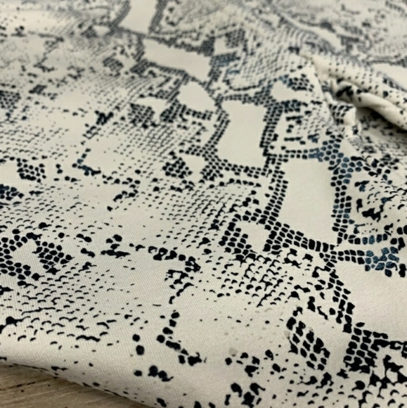 FLEECE LINED WARM COZY Snakeskin Python Black & Cream Leggings - Picture 3 of 4